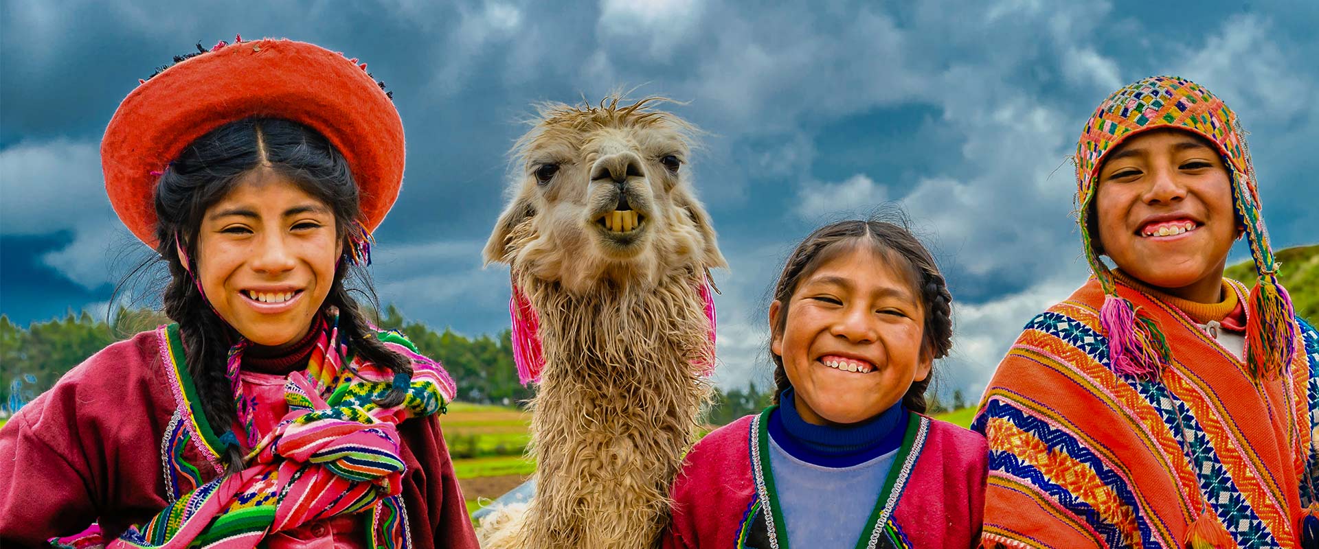 la gente usa ropa tradicional hermosa - Cusco
